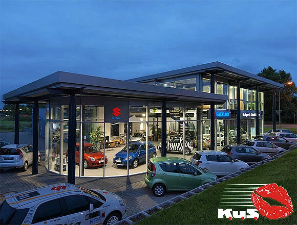 Das Autohaus Krüger & Schellenberg am Abend