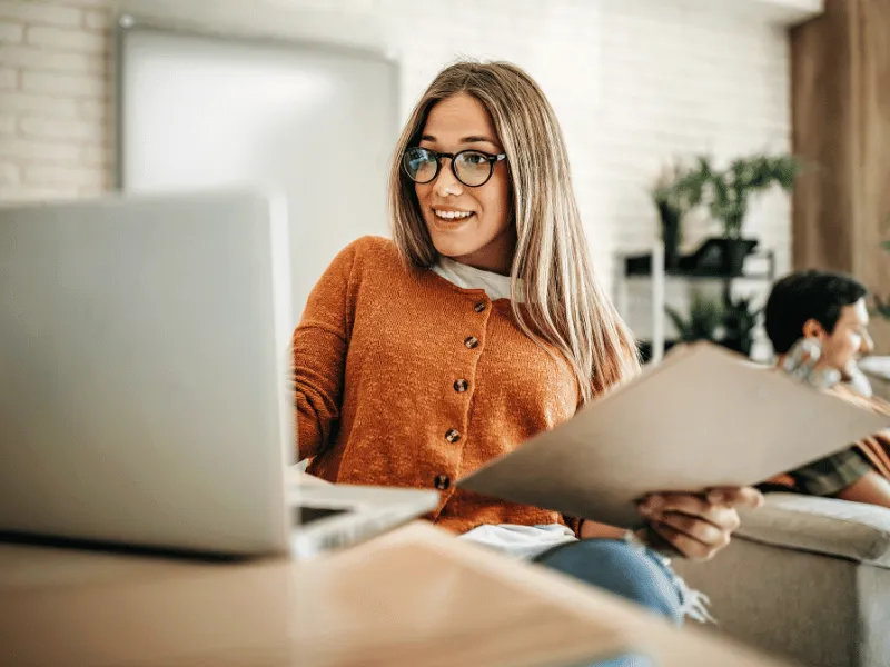 Frau bucht am Laptop einen Termin online
