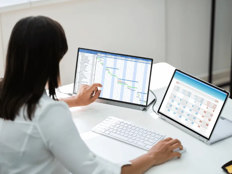 Frau vergibt Werkstatttermine im Planungskalender am Bildschirm