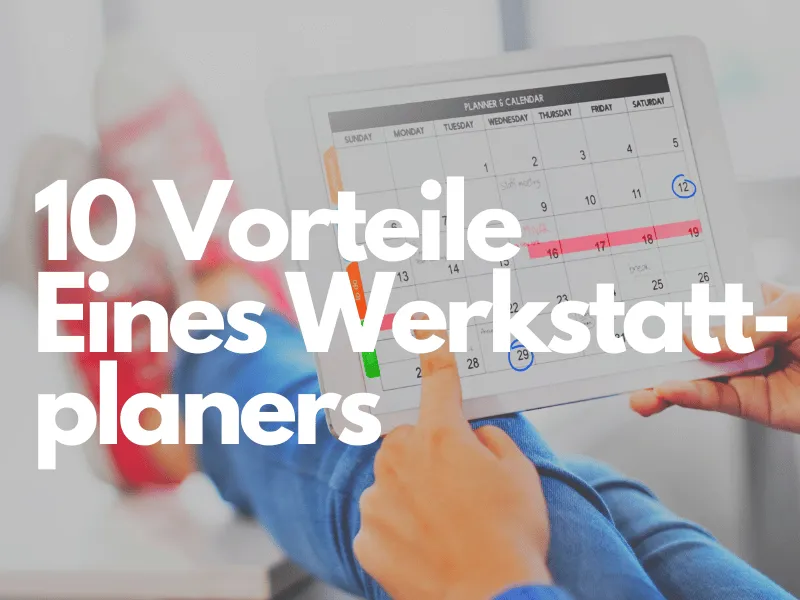 Hand tippt auf einen Kalender am Tablet, Titel: 10 Vorteile eines Werkstattplaners